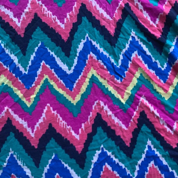 Lilly Pulitzer Cynthia Top Multicolor Hearts of Flutter Chevron V-Neck Tee SZ M - Picture 2 of 6